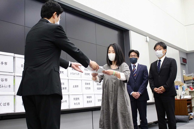 いばらき県民投票の会が集めた署名を茨城県知事に提出