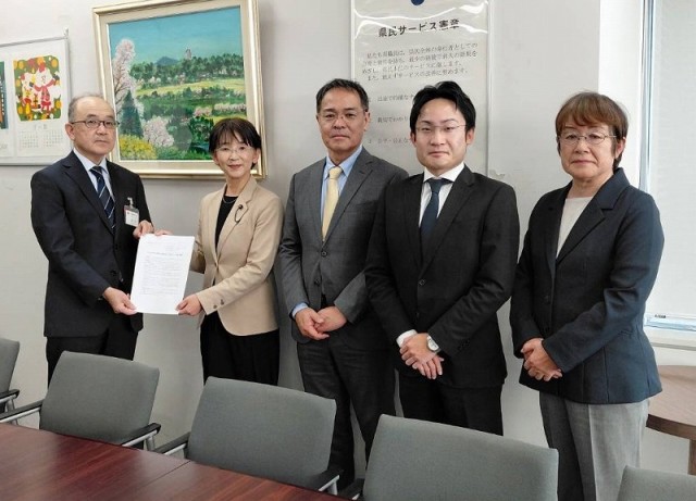 総務部長に来年度の予算要望書を渡す江尻氏、上野氏、高橋氏、山中氏