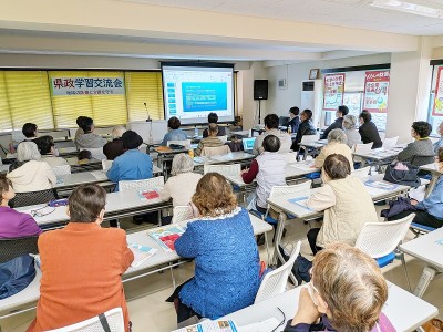 医療介護現場からの実態報告を熱心に聞く参加者たち