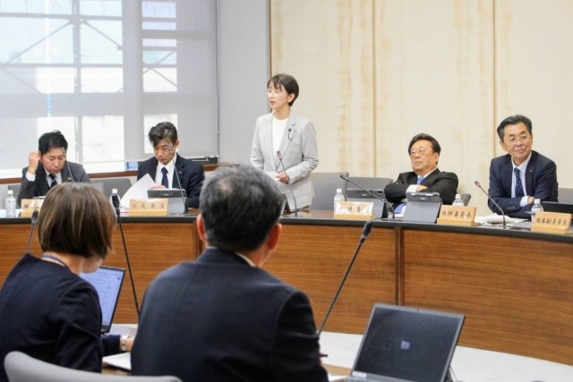 委員会で質問する江尻議員（