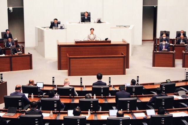 討論を行う江尻議員