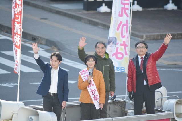  新春街頭宣伝で訴える高橋氏、江尻氏、上野氏、田中氏