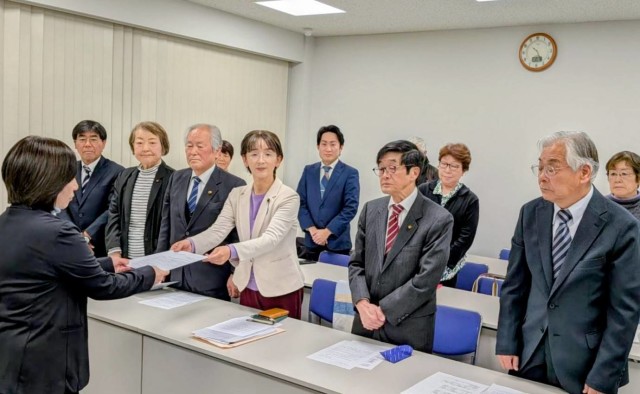 県後期高齢者医療広域連合の担当者に要望書を渡す江尻氏と市町村議員ら