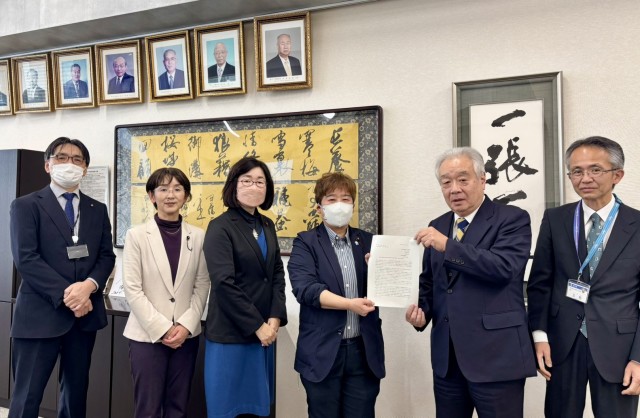 志田晴美水戸市教育長、市教育部長に要望書を渡す土田市議、中庭市議、江尻議員、田中市議