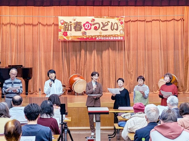 参加者たちと共に歌う江尻氏